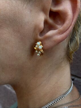 Richelieu Vintage Gold Pearl Cluster Stud Earrings Gold Finish